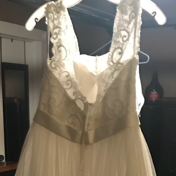 David’s Bridal Wedding Dress. - Picture 4 of 8